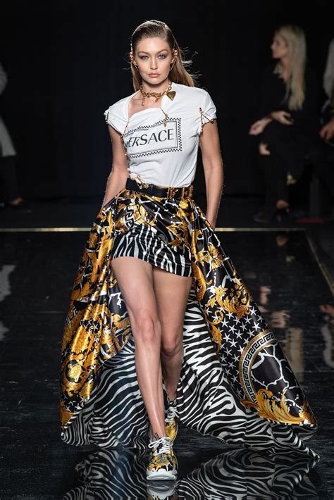 vestiti disegnati da versace|Nuova collezione di vestiti da donna di Versace su FARFETCH.